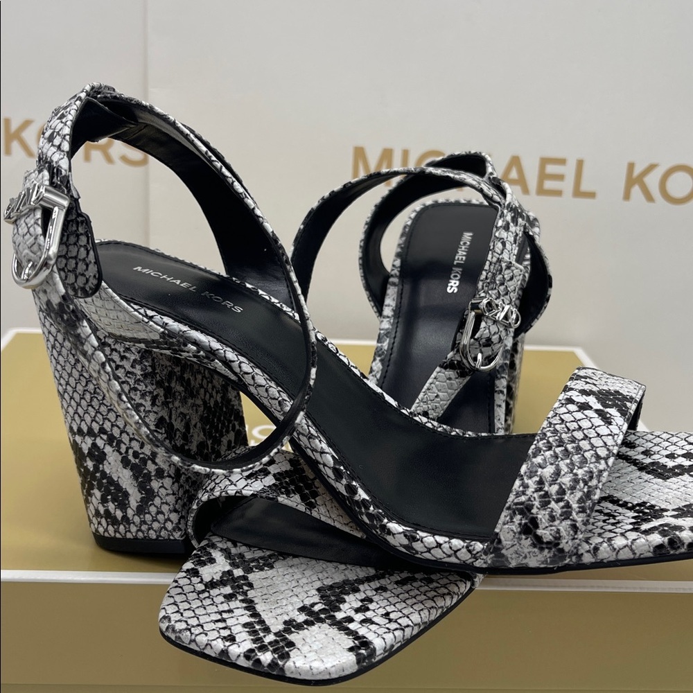 Michael Kors MERRIAM BLOCK HEEL
LEATHER
40S5MMHS1E Aluminum High Heels Snakeskin - Picture 15 of 16